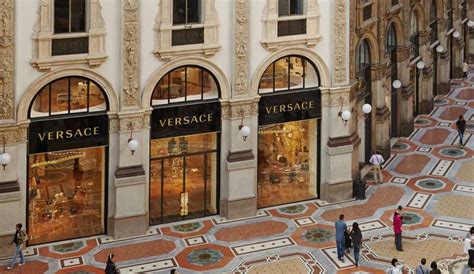 vendita versace cifre|Versace in vendita: il brand acquistato dalla Michael Kors Holdings.